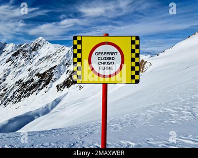 Piste de neige du complexe sportif fermée. Ski de montagne en hiver Banque D'Images