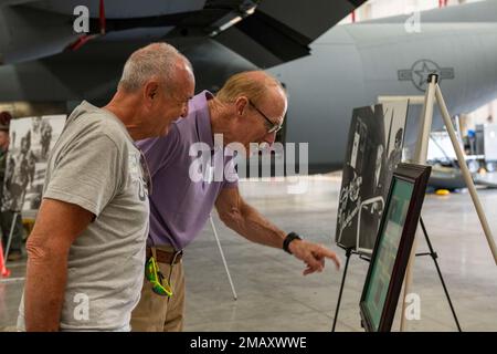 D'anciens membres du 61st Tactical Airlift Squadron assistent à une exposition de photos lors d'une visite de réunion à la base aérienne de Little Rock, Arkansas, le 7 juin 2022. Le 61e TAS a tenu sa réunion du 50e anniversaire pour les membres qui ont servi au sein de l'escadron pendant les années 1970 L'escadron a été rebaptisé 61st TAS le 1er mai 1967, avant d'être rebaptisé 61st Airlift Squadron le 1er décembre 1991. 19th Airlift Wing, 50th Anniversary, 61st Airlift Squadron, 61st Tactical Airlift Squadron, C-130J, Little Rock Air Force base, la Réunion, Banque D'Images