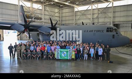 D'anciens membres du 61st Tactical Airlift Squadron et des aviateurs affectés au 61st Airlift Squadron posent pour une photo de groupe lors d'une visite de réunion à la base aérienne de Little Rock, Arkansas, le 7 juin 2022. Le 61e TAS a tenu sa réunion du 50e anniversaire pour les membres qui ont servi au sein de l'escadron pendant les années 1970 L'escadron a été rebaptisé 61st TAS le 1er mai 1967, avant d'être rebaptisé 61st le 1er décembre 1991. 19th Airlift Wing, 50th Anniversary, 61st Airlift Squadron, 61st Tactical Airlift Squadron, C-130J, Little Rock Air Force base, la Réunion, Banque D'Images