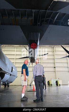 D'anciens membres du 61st Tactical Airlift Squadron voient une exposition statique d'un C-130J Super Hercules lors d'une visite de réunion à la base aérienne de Little Rock, Arkansas, le 7 juin 2022. Le 61e TAS a tenu sa réunion du 50e anniversaire pour les membres qui ont servi au sein de l'escadron pendant les années 1970 L'escadron a été rebaptisé 61st TAS le 1er mai 1967, avant d'être rebaptisé 61st le 1er décembre 1991. 19th Airlift Wing, 50th Anniversary, 61st Airlift Squadron, 61st Tactical Airlift Squadron, C-130J, Little Rock Air Force base, la Réunion, Banque D'Images