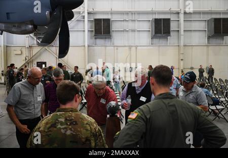 D'anciens membres du 61st Tactical Airlift Squadron interagissent avec des aviateurs affectés au 61st Airlift Squadron lors d'une visite de réunion à la base aérienne de Little Rock, Arkansas, le 7 juin 2022. Le 61e TAS a tenu sa réunion du 50e anniversaire pour les membres qui ont servi au sein de l'escadron pendant les années 1970 L'escadron a été rebaptisé 61st TAS le 1er mai 1967, avant d'être rebaptisé 61st le 1er décembre 1991. 19th Airlift Wing, 50th Anniversary, 61st Airlift Squadron, 61st Tactical Airlift Squadron, C-130J, Little Rock Air Force base, la Réunion, Banque D'Images