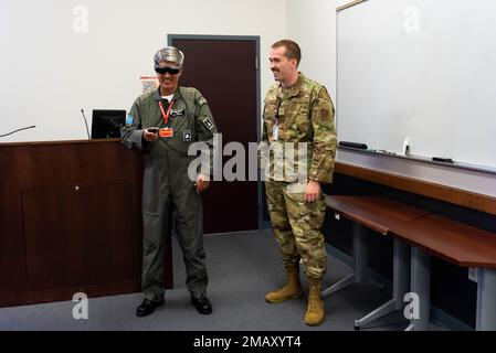 Le général Heraldo Rodriguez, commandant des opérations aérospatiales de la Force aérienne brésilienne (COMAE), utilise le casque de réalité augmentée fourni par l'escadron de commandement et de contrôle (CACS) 222nd lors d'une visite avec le CACS 222nd à Rome NY, en Ontario, à 7 juin 2022. Rodriguez et son équipe se sont rendus dans le but de renforcer le partenariat entre LE NYANG et LE COMAE. Air National Guard photo par le principal Airman Daniel Meade Banque D'Images