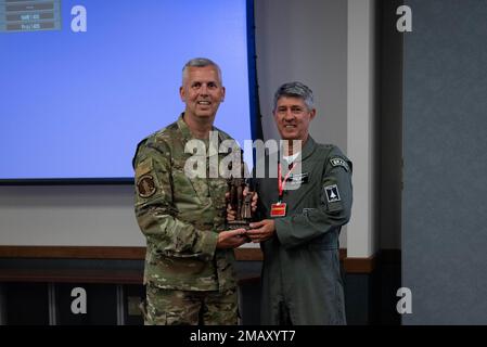 Le colonel Timothy Stanley, commandant de l'escadron de commandement et de contrôle (CACS) 222nd, offre un cadeau au général Heraldo Rodriguez, commandant des opérations aérospatiales de la Force aérienne brésilienne (COMAE), lors d'une visite avec le CACS 222nd à Rome NY, sur 7 juin 2022. Rodriguez et son équipe se sont rendus dans le but de renforcer le partenariat entre LE NYANG et LE COMAE. Air National Guard photo par le principal Airman Daniel Meade Banque D'Images