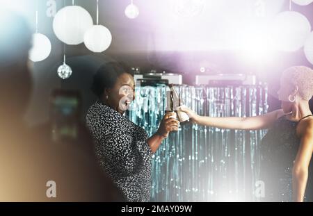 Partie, bar boissons toasts et filles amis à la fête, événement disco de l'happy hour célébration avec l'alcool. Les femmes noires, le bonheur et la bière avec les gens Banque D'Images