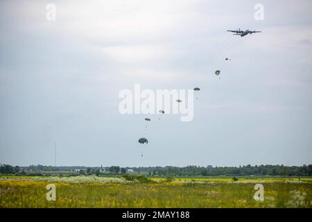 Les Rangers de l'armée suédoise effectuent un exercice d'entraînement aéroporté sur les encarts à l'île Gotland dans le cadre des opérations baltes 2022, 7 juin 2022. BALTOPS 22 est le premier exercice axé sur la mer dans la région Baltique. L'exercice, dirigé par les États-Unis Les forces navales Europe-Afrique, exécutées par les forces navales de frappe et de soutien de l’OTAN, offrent une occasion unique d’entraînement pour renforcer les capacités d’intervention combinées essentielles à la préservation de la liberté de navigation et de la sécurité dans la mer Baltique. Banque D'Images