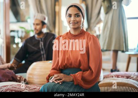 Fière d'être une jeune femme musulmane. une jeune femme musulmane assise. Banque D'Images