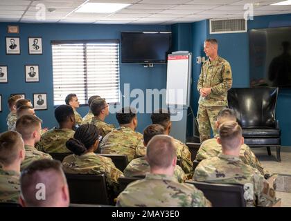 Brig. Le général Gregory Kreuder, commandant de l'escadre de combat 56th, s'adresse au corps étudiant de l'école de leadership John J. Rhodes Airman après avoir remis le prix de l'AETC ALS de l'année 2021 exceptionnel à l'école 7 juin 2022, à la base aérienne Luke, en Arizona. L'école de leadership Airman est le premier niveau d'éducation militaire professionnelle pour les membres de la Force aérienne. (Photo de la Force aérienne par Tech. Le sergent Clinton Atkins) Banque D'Images