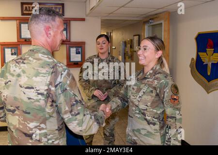 Brig. Le général Gregory Kreuder, commandant de l'escadre de combat 56th, présente le sergent d'état-major Halley Mosley, John J. Rhodes instructeur de l'école de leadership Airman, avec sa pièce de défi 7 juin 2022, à la base aérienne Luke, en Arizona. Mosley a été reconnue pour sa contribution dans le cadre de l'École de leadership Airman exceptionnelle de l'AETC en 2021. Banque D'Images
