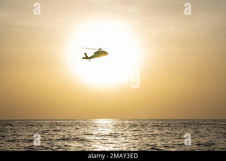 GOLFE D’ADEN (7 juin 2022) un hélicoptère MH-60s Sea Hawk affecté à l’escadron de combat en mer des « Chevaliers de mer » d’hélicoptère (HSC 22) effectue des opérations de vol au-dessus du golfe d’Aden (7 juin). Sioux City est déployée dans la zone d'opérations de la flotte américaine 5th afin d'assurer la sécurité et la stabilité maritimes dans la région du Moyen-Orient. Banque D'Images