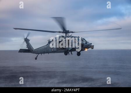 220607-N-HV010-1475 OCÉAN PACIFIQUE (7 juin 2022) un buse de mer MH-60s, affecté aux « caractères génériques » de l'escadron de combat de la mer (HSC) 23, effectue des visites, des embarcadettes, des fouilles et des saisies d'hélicoptères (HVBSS) aux côtés des gardes-côtes américains de l'équipe d'intervention de la sécurité maritime Ouest (MSRT-W) au large de la côte de San Diego. Au cours de l'exercice trimestriel hélicoptère Sea combat Weards School Pacific (HSCWSP) PHOENIX TRIDENT ASSAULT, le MSRT-W et les escadrons de l'aile de combat de la mer d'hélicoptère Pacific (HSCWP) et de l'aile d'attaque maritime d'hélicoptère Pacific (HSMWP) ont conduit le HVBSS à bord et à sécuriser les navires qui se déleurent Banque D'Images