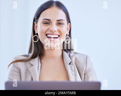 Transformer la journée en un nouveau succès. Portrait d'une jeune femme d'affaires travaillant sur un ordinateur portable dans un bureau. Banque D'Images