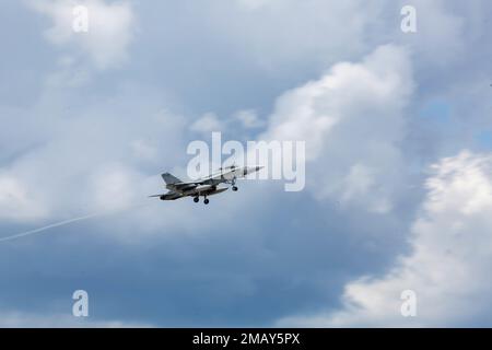 Un F/A-18D Hornet affecté au Marine Fighter Attack Squadron (VMFA) 312 survole la station aérienne du corps maritime Beaufort, en Caroline du Sud, 7 juin 2022.VMFA-312 soutient le Groupe de travail sur le sol aérien marin en assurant la coordination des armes de soutien et en effectuant la reconnaissance d'images multicapteurs, et la destruction de cibles de surface et d'avions ennemis, de jour comme de nuit, dans toutes les conditions météorologiques, lors d'opérations expéditionnaires, conjointes ou combinées. VMFA-312 est une unité subordonnée de la 2nd Marine Aircraft Wing (MAW), l'élément de combat aérien de la II Marine Expeditionary Force. (É.-U. Corps de marine Sgt. Service R. Banque D'Images