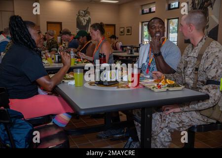 Les éducateurs, des postes de recrutement d'Atlanta, Jacksonville et Tampa, mangent un déjeuner avec des recrues lors de l'atelier des éducateurs au corps des Marines Recruit Depot Parris Island, Caroline du Sud, 8 juin 2022. L'atelier des éducateurs offre aux enseignants du secondaire l'occasion de faire l'expérience et d'acquérir des connaissances sur certains des défis auxquels les recrues sont confrontées pendant la formation des recrues du corps des Marines. Banque D'Images