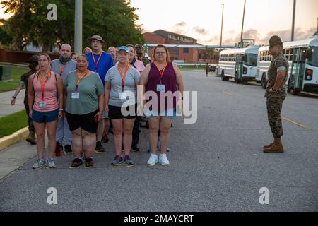 Les éducateurs des postes de recrutement d'Atlanta, Jacksonville et Tampa, se tiennent sur les empreintes jaunes et rencontrent leurs instructeurs de forage pour l'atelier des éducateurs au corps des Marines Recruit Depot Parris Island, Caroline du Sud, 8 juin 2022. L'atelier des éducateurs offre aux enseignants du secondaire l'occasion de faire l'expérience et d'acquérir des connaissances sur certains des défis auxquels les recrues sont confrontées pendant la formation des recrues du corps des Marines. Banque D'Images