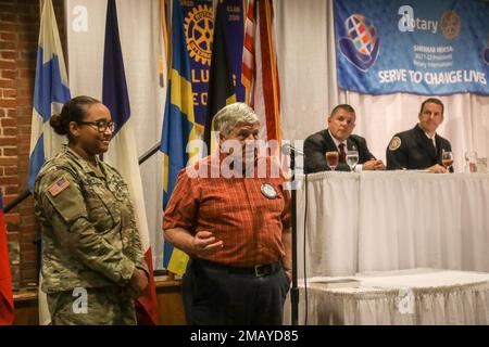 FORT BENNING, GA -- aujourd'hui, le Club Rotary de Columbus, GA, a reconnu comme soldat de la semaine un sergent d'état-major de l'Institut de coopération pour la sécurité de l'hémisphère occidental (WHINSEC). Le sergent d'état-major Michelle Castillo Campusano a été honoré pour son service militaire dévoué lors de leur rencontre hebdomadaire et de leur déjeuner au Centre de congrès et de commerce de Columbus, en Géorgie, au centre-ville de Columbus, en Géorgie Banque D'Images