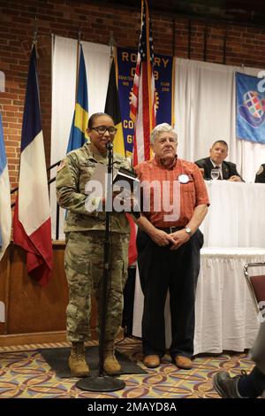 FORT BENNING, GA -- aujourd'hui, le Club Rotary de Columbus, GA, a reconnu comme soldat de la semaine un sergent d'état-major de l'Institut de coopération pour la sécurité de l'hémisphère occidental (WHINSEC). Le sergent d'état-major Michelle Castillo Campusano a été honoré pour son service militaire dévoué lors de leur rencontre hebdomadaire et de leur déjeuner au Centre de congrès et de commerce de Columbus, en Géorgie, au centre-ville de Columbus, en Géorgie Banque D'Images