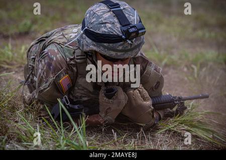 Jacob Byrd, musicien affecté aux États-Unis L’armée japonaise stationnée au Camp Zama, Japon, Low Crawls 8 juin à la caserne de Schofield, à Hawaï, lors de l’épreuve de tir à scénario d’armes multiples lors de la compétition du meilleur guerrier de l’USARPAC de 2022. Le USARPAC BWC 2022 est un concours annuel d'une semaine qui se compose de concurrents de plusieurs unités USARPAC dans l'Indo-Pacific. Les officiers non commissionnés et les soldats enrôlants juniors sont évalués dans plusieurs catégories telles que les connaissances militaires générales, les compétences de base du soldat et la condition physique. Banque D'Images