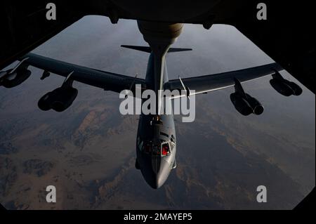 Un B-52H Stratoforteresse, affecté à la 5th Bombb Wing, s'approche d'un KC-10 Extender, affecté à l'escadron de ravitaillement en air expéditionnaire 908th, tout en effectuant une mission de patrouille de présence avec les forces aériennes régionales de la nation partenaire aux États-Unis Zone de responsabilité du Commandement central, 8 juin 2022. Les États-Unis, leurs alliés et leurs partenaires sont capables de réagir collectivement à l'instabilité encouragée par leurs adversaires. Banque D'Images