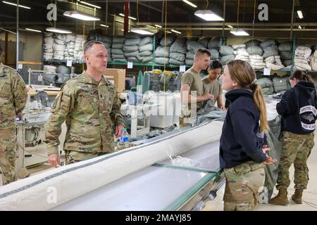 ÉTATS-UNIS Le Sgt. Shawn Carns du Commandement de l'armée, conseiller principal du corps I, (à gauche) parle avec le Sgt. Raeann Pruett, parachute Rigger affecté à la Compagnie principale du 241st trimestre, 725th Bataillon de soutien de brigade, 2nd équipe de combat d'infanterie, 11th Division aéroportée, lors d'une visite à la base interarmées Elmendorf-Richardson 7 juin 2022. Au cours de sa visite, CSM Carns a vu comment les gréeurs préparent, réparent et inspectent les parachutes T-11. Carns a pris le temps de voir comment la Brigade Spartan prévoit d'adopter la Stratégie arctique de l'Armée de terre, qui vise à améliorer continuellement ses capacités arctiques par l'entraînement et l'EQU Banque D'Images