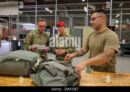 ÉTATS-UNIS Le sergent de commandement de l'armée, le Maj. Shawn Carns, conseiller principal du corps I, (à gauche) parle avec le sergent de première classe Melissa Jenkins (au centre), un sergent de peloton affecté à la Compagnie principale du 241st trimestre, au 725th Bataillon de soutien de brigade, 2nd équipe de combat de brigade d'infanterie, 11th Division aéroportée, lors d'une visite à la base interarmées Elmendorf-Richardson 7 juin, 2022. Au cours de sa visite, CSM Carns a vu comment les gréeurs préparent, réparent et inspectent les parachutes T-11. Carns a pris le temps de voir comment la Brigade Spartan prévoit d'adopter la Stratégie arctique de l'Armée de terre, qui vise à améliorer continuellement son calabil arctique Banque D'Images