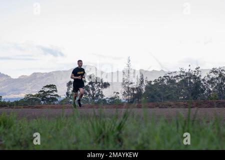 Le PFC Nolan Murray, un opérateur-agent de réseau nodal affecté à la huitième armée et originaire de Walpole, Massachusetts, passe 5k h/24 et 7 jours/7 dans la jungle 8 juin, à l'Académie d'éclairage de la division d'infanterie 25th, à la caserne Schofield East Range, à Hawaï, lors de la compétition du meilleur guerrier de l'USARPAC en 2022. Le USARPAC BWC 2022 est un concours annuel d'une semaine qui se compose de concurrents de plusieurs unités USARPAC dans l'Indo-Pacific. Les officiers non commissionnés et les soldats enrôlants juniors sont évalués dans plusieurs catégories telles que les connaissances militaires générales, les compétences de base du soldat et la physique Banque D'Images