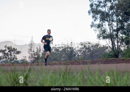 Le PFC Nolan Murray, un opérateur-agent de réseau nodal affecté à la huitième armée et originaire de Walpole, Massachusetts, a traversé 5k la jungle 8 juin à l'Académie d'éclairage de la 25th Division d'infanterie, à la caserne Schofield East Range, à Hawaï, lors de la compétition du meilleur guerrier de l'USARPAC en 2022. Le USARPAC BWC 2022 est un concours annuel d'une semaine qui se compose de concurrents de plusieurs unités USARPAC dans l'Indo-Pacific. Les officiers non commissionnés et les soldats enrôlants juniors sont évalués dans plusieurs catégories, telles que les connaissances militaires générales, les compétences de base du soldat et la f physique Banque D'Images