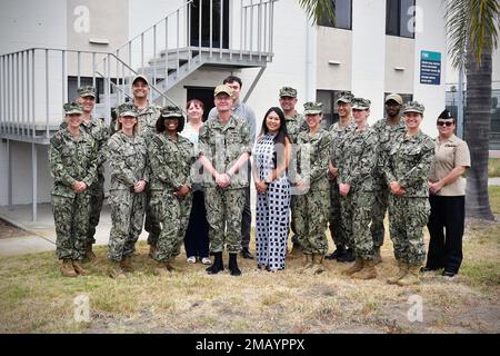 220608-N-AS200-6020 PORT HUENEME, CALIFORNIE (8 juin 2022) - le Vice-SMA Darse E. 'dell' Crandall Jr., juge-avocat général de la Marine, au centre à gauche, visite le personnel juridique de la Marine à bord de la base navale du comté de Ventura (NBCV) le 8 juin. NBCV est une installation navale stratégiquement située composée de trois installations d'exploitation : point Mugu, Port Hueneme et l'île San Nicolas. NBCV est le siège des Seabees du Pacifique, des Hawkees E-2C de la côte ouest, de 3 centres de guerre et de 80 locataires. Banque D'Images