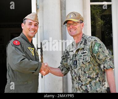 220608-N-AS200-6025 PORT HUENEME, CALIFORNIE (8 juin 2022) - le vice-SMA, Darse E. 'dell' Crandall Jr., juge-avocat général de la Marine, à gauche, rencontre le capitaine Robert “Barr” Kimnach III, commandant de la base navale du comté de Ventura (NBCV) lors d'une visite au NBCV le 8 juin. NBCV est une installation navale stratégiquement située composée de trois installations d'exploitation : point Mugu, Port Hueneme et l'île San Nicolas. NBCV est le siège des Seabees du Pacifique, des Hawkees E-2C de la côte ouest, de 3 centres de guerre et de 80 locataires. Banque D'Images