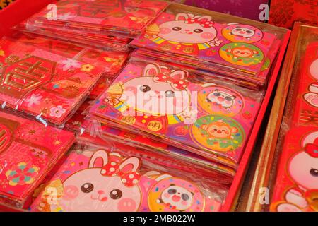 Les enveloppes Lucky Money « Hong Bao » ou « Ang Pao » avec lapin et motifs animaux associés sont populaires en 2023 car c'est l'année du lapin Banque D'Images