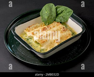 Lasagnes aux épinards. Lasagnes italiennes faites maison avec poulet aux épinards. Banque D'Images