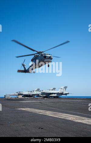 220608-N-BP862-3064 MER MÉDITERRANÉE (8 juin 2022) Un hélicoptère SH-60B turc atterrit sur le pont de vol de l'USS Harry S. Truman (CVN 75), 8 juin 2022. Le groupe de grève des transporteurs Harry S. Truman est en cours de déploiement aux États-Unis Marine Forces Europe zone d'opérations, employée par les États-Unis Sixième flotte pour défendre les intérêts des États-Unis, des alliés et des partenaires. Banque D'Images