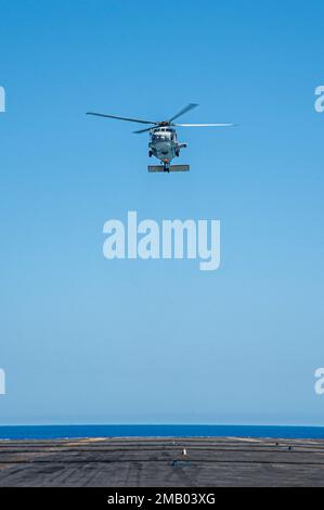 220608-N-BP862-3054 MER MÉDITERRANÉE (8 juin 2022) Un hélicoptère SH-60B turc atterrit sur le pont de vol de l'USS Harry S. Truman (CVN 75), 8 juin 2022. Le groupe de grève des transporteurs Harry S. Truman est en cours de déploiement aux États-Unis Marine Forces Europe zone d'opérations, employée par les États-Unis Sixième flotte pour défendre les intérêts des États-Unis, des alliés et des partenaires. Banque D'Images