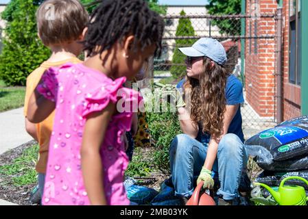 Centre d’approvisionnement de la Défense Nicole Goicochea, chef de la Division de l’environnement de Columbus, s’entretient avec les enfants avant de planter dans le jardin du Centre de développement de l’enfant de Colomb de la DSCC, 8 juin. Sept classes pré-K ont participé à la journée de plantation, mais toutes les classes au centre ont tendance au jardin chaque année. Le jardin est un partenariat conjoint avec la Division de l'environnement de la DSCC et en est à sa sixième saison. Banque D'Images