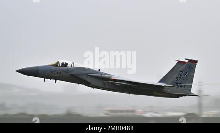 A ÉTATS-UNIS L'aigle F-15 de la Force aérienne part de la base aérienne de Kadena, au Japon, en 8 juin 2022. Les escadrons de chasseurs de 44th et de 67th de Kadena AB jouent un rôle unique pour assurer la paix et la stabilité dans un Indo-Pacifique libre et ouvert grâce à leurs capacités F-15. Banque D'Images