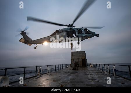 220608-N-LP924-1685 OCÉAN PACIFIQUE (8 juin 2022) des gardes-côtes américains de l'équipe d'intervention en sécurité maritime Ouest (MSRT-W) effectuent une visite en hélicoptère, un entraînement à bord, à la recherche et à la saisie (HVBSS) à côté d'un hélicoptère MH-60s, affecté au « Chevaliers noirs » de l'Escadron de combat en mer (HSC) 4, au large de la côte de San Diego. Au cours de l'exercice trimestriel hélicoptère Sea combat Weards School Pacific (HSCWSP) Phoenix TRIDENT ASSAULT, le MSRT-W et les escadrons de l'aile de combat de la mer d'hélicoptère Pacific (HSCWP) et de l'aile d'attaque maritime d'hélicoptère Pacific (HSMWP) ont conduit le HVBSS à bord et à sécuriser les navires qui étaient Banque D'Images