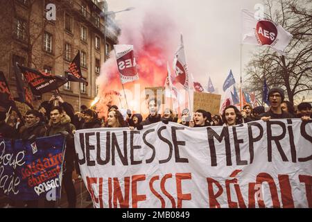 Strasbourg, France - 19 janvier 2023 : une grande foule proteste avec de la fumée grède cigarette dans un panneau qui s'affiche contre la réforme des retraites prévue par le gouvernement français pour faire passer l'âge de la retraite de 62 à 64 ans Banque D'Images