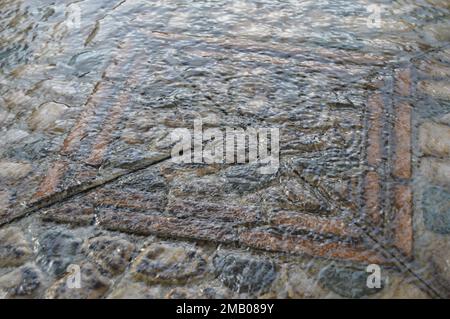 Portrait des ondulations d'eau sur le plancher de la cour qui a un motif rocheux. Banque D'Images