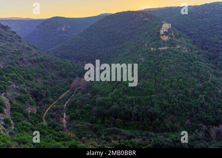 Vue au lever du soleil sur le château de Crusader Montfort et la vallée du ruisseau Kziv, en haute Galilée, dans le nord d'Israël Banque D'Images