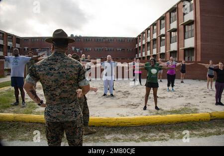 ÉTATS-UNIS Le sergent Joshua Robles dirige des éducateurs des postes de recrutement d'Atlanta, Jacksonville et Tampa dans une séance de formation d'encouragement volontaire pendant l'atelier des éducateurs du corps de la Marine Recruit Depot Parris Island, Caroline du Sud, 8 juin 2022. L'atelier des éducateurs du corps des Marines, qui a eu lieu à 7-10 juin, est destiné à fournir aux éducateurs un aperçu pour acquérir une meilleure compréhension du corps des Marines. Banque D'Images