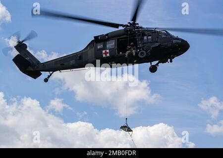 Un hélicoptère Black Hawk UH-60L de la Garde nationale du New Jersey avec le détachement 1, Compagnie C, 1-171st MEDEVAC vole pendant une classe de centre d'entraînement de simulation médicale sur la base commune McGuire-dix-Lakehurst, New Jersey, 9 juin 2022. Le centre de formation à la simulation médicale offre une formation de pointe pour aider les étudiants à acquérir des compétences dans le traitement de tous les domaines de traumatologie et de scénarios médicaux de base. Banque D'Images