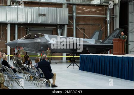 Le lieutenant-colonel Brandon Nauta, commandant de l'escadron 65th agresseurs, prend le commandement de l'AGRS 65 lors d'une cérémonie d'activation à la base aérienne de Nellis, Nevada, 9 juin 2022. L'escadron d'agresseurs agit comme une force opposée dans les sorties en répliquant les tactiques, techniques et procédures ennemies. Banque D'Images