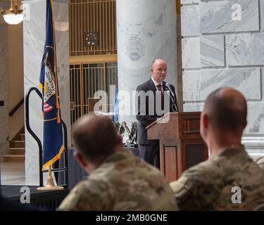 Gov. Spencer J. Cox s'exprime au cours des prix de membre de l'année de l'État de l'Utah à la capitale de l'État de l'Utah sur 09 22 juin. Les prix récompensent les artistes exceptionnels de chacune des principales entités militaires de l'État représentant l'Armée de terre, la Marine, la Force aérienne, les Marines, la Force spatiale, des organisations actives de service, de garde et de réserve. (Photo de la Garde nationale aérienne par : le sergent d'état-major Nicholas Perez) Banque D'Images