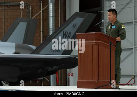 Le lieutenant-colonel Brandon Nauta, commandant de l'escadron des agresseurs du 65th septembre, fait des remarques au cours de la cérémonie d'activation de l'AGRS 65 à la base aérienne de Nellis, Nevada, 9 juin 2022. La mission de l’escadron des agresseurs est de préparer les combattants à gagner en combat aérien contre tout adversaire. Banque D'Images