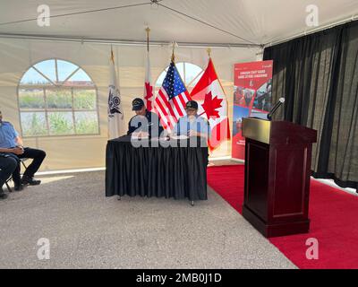 Arrière ADM. Nathan Moore, États-Unis Garde côtière 17th District, commandant, et Neil O’Rourke, Garde côtière canadienne région de l’Arctique, commissaire adjoint, signant l’annexe de la mer de Beaufort, à la base de Hay River, Territoires du Nord-Ouest, Canada, 8 juin 2022. Le Canada et les États-Unis sont parties à un accord bilatéral de longue date concernant la coopération en matière de protection des ressources naturelles au Canada et aux États-Unis (CAN-US) zones trans-frontières. Depuis 1983, le Plan conjoint CAN-US d'urgence en matière de pollution marine (PCJ) a inclus cinq annexes géographiques qui décrivent la portée et les modalités de la planification et de la coordination du RE Banque D'Images