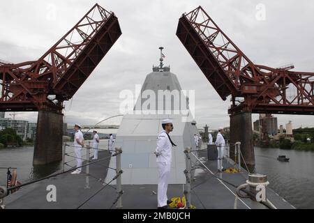 Le destroyer de classe Zumwalt USS Michael Monsoor (DDG 1001) passe sous le pont de Broadway pendant que le navire transite à Portland, Oregon pour la Portland Fleet week 2022, 9 juin. La semaine de la flotte de Portland est une célébration de longue date des services maritimes et offre l'occasion aux citoyens de l'Oregon de rencontrer des marins, des Marines et des gardes-côtes, ainsi que de découvrir les dernières capacités des services maritimes d'aujourd'hui Banque D'Images