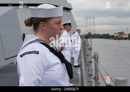 Les marins à bord du destroyer de classe Zumwalt USS Michael Monsoor (DDG 1001) sont les mains courantes lorsque le navire arrive à Portland, en Oregon, pour le festival des roses de Portland et la semaine de la flotte 2022, à 9 juin. La semaine de la flotte de Portland est une célébration de longue date des services maritimes et offre l'occasion aux citoyens de l'Oregon de rencontrer des marins, des Marines et des gardes-côtes, ainsi que de découvrir les dernières capacités des services maritimes d'aujourd'hui Banque D'Images