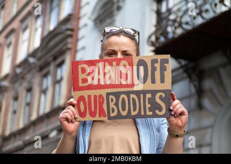 Une femme tenant un signe avec un slogan interdit de notre corps. Manifestant avec un écriteau soutenant le droit à l'avortement lors d'une manifestation de protestation. Banque D'Images