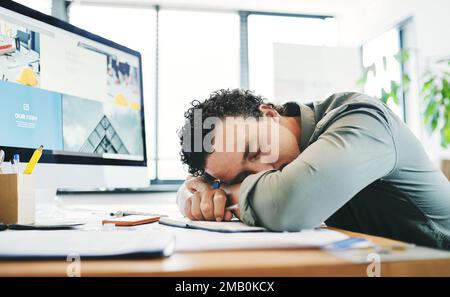 Des PAN courts sont essentiels à la productivité. un jeune homme d'affaires qui fait une sieste dans un bureau. Banque D'Images