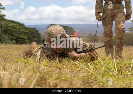 Timothy West, un fantassin affecté aux États-Unis L'armée de l'Alaska et un natif de Kingwood, Texas, bas ramper à l'événement de stratégie de tir basé sur des scénarios d'armes multiples pendant le 2022 États-Unis Concours du meilleur guerrier de l'armée du Pacifique à la caserne Schofield, Hawaï, 8 juin 2022. Le USARPAC BWC 2022 est un concours annuel d'une semaine qui se compose de concurrents de plusieurs unités USARPAC dans l'Indo-Pacific. Les officiers non commissionnés et les soldats enrôlants juniors sont évalués dans plusieurs catégories telles que les connaissances militaires générales, les compétences de base du soldat et la condition physique. Banque D'Images