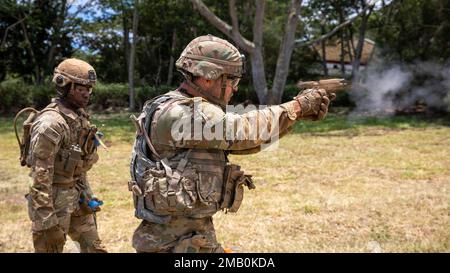 Timothy West, un fantassin affecté aux États-Unis L'armée de l'Alaska et un natif de Kingwood, Texas, tire un pistolet de M17 à l'épreuve de tir multiple basé sur le scénario d'armes au cours de la 2022 États-Unis Concours du meilleur guerrier de l'armée du Pacifique à la caserne Schofield, Hawaï, 8 juin 2022. Le USARPAC BWC 2022 est un concours annuel d'une semaine qui se compose de concurrents de plusieurs unités USARPAC dans l'Indo-Pacific. Les officiers non commissionnés et les soldats enrôlants juniors sont évalués dans plusieurs catégories telles que les connaissances militaires générales, les compétences de base du soldat et la condition physique. Banque D'Images